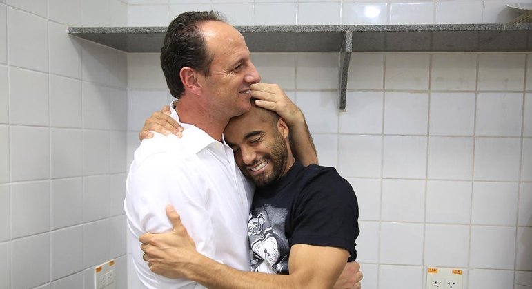 Lucas Moura e Rogério Ceni se encontram no estádio do Morumbi
