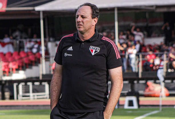 Rogério Ceni foi demitido do São Paulo em abril deste ano. Ceni receberá por três meses 'um salário' do Tricolor. Somados além da multa, direitos trabalhistas e férias, o treinador receberá aproximadamente R$ 2,1 milhões do clube. Valor muito inferior aos R$ 7 milhões recebidos após a demissão na primeira passagem na função pelo Morumbi, em 2017