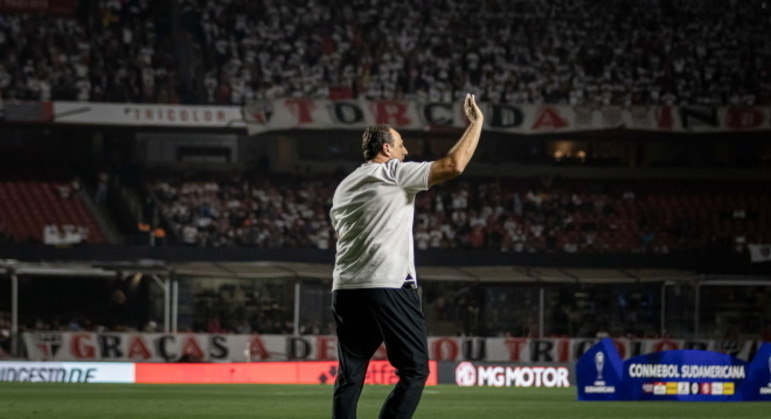 Rogério Ceni com o Morumbi ao fundo