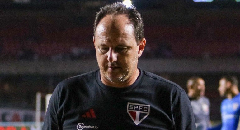 Rogério Ceni alterou a linha de zagueiros do São Paulo para a partida contra o Ituano na Copa do Brasil
