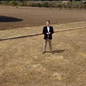 O repórter Rogério Guimarães aparece sobre um depósito, lacrado, onde estão todos os rejeitos contaminados pelo Césio-137