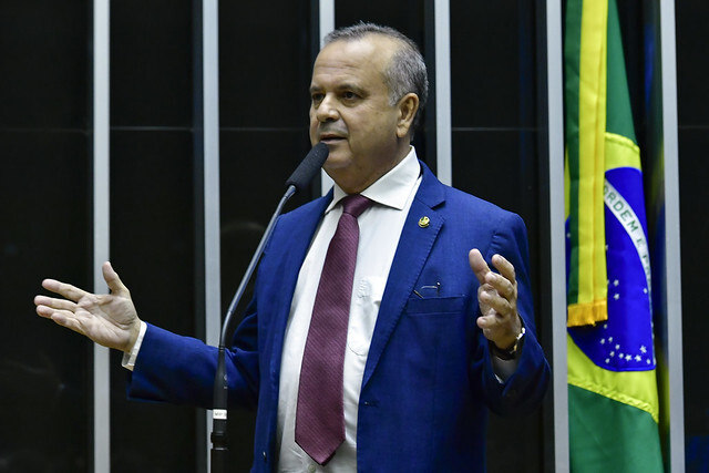 Senador criticou papel de Moraes nas investigações