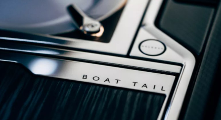 Na tentativa de deixar o veículo ainda mais único, os dizeres 'BOAT TAIL' estão encravados em algumas peças