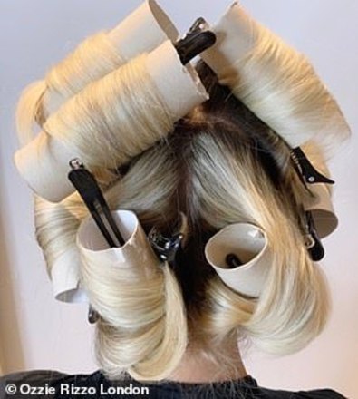 Em seguida, aplique uma quantidade generosa de spray de cabelo