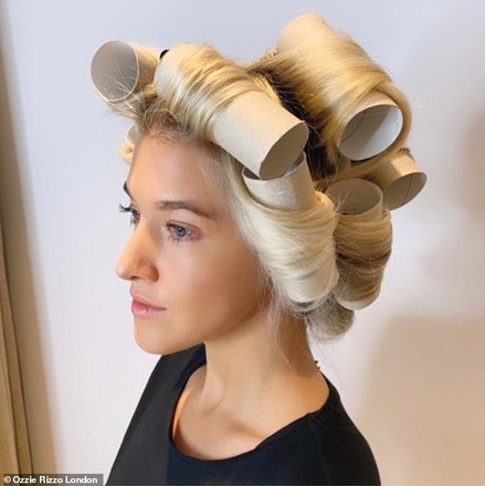 Certifique-se de sempre rolar para trás, afastando-o do rosto e continuar em torno de toda a cabeça