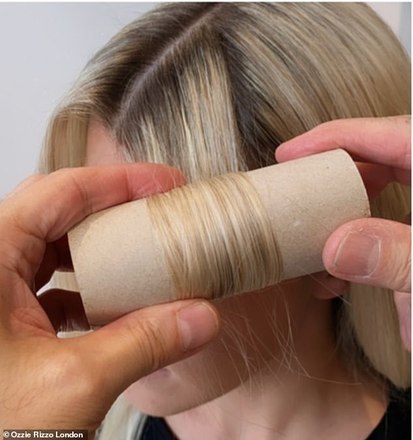 Em seguida, pegue cerca de 10 rolos de loo vazios e, começando pelas pontas, enrole o cabelo ao redor do rolo e continue para cima, antes de prender cada seção com um grampo