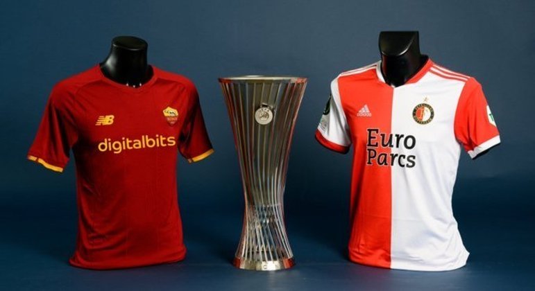 Os dois rivais e a taça