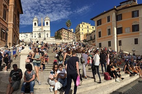 Roma Multara Quem Se Sentar Nas Escadaria Da Praca Da Espanha Noticias R7 Internacional