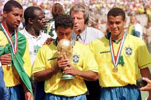 ROMÁRIO (campeão em 1994) - Sim, o Baixinho já teve experiência como técnico. No Vasco, chegou a ser treinador e jogador ao mesmo tempo, durante um intervalo em que o clube estava sem comandante. Mas o craque da Copa do Mundo de 1994 não levou a carreira na beira de campo adiante