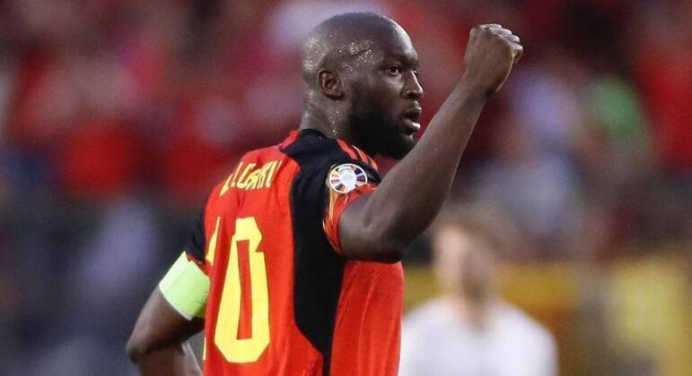 2. LukakuAntes na liderança com R$ 1,8 bilhão movimentados em sete transferências, Lukako agora ocupa a segunda posição. As trocas mais lucrativas foram a do Everton para o Manchester United em 2017, por R$ 457 milhões (cotação atual), e a da Inter de Milão para o Chelsea em 2021, por 113 milhões de euros (cerca de R$ 610 milhões, na cotação atual)