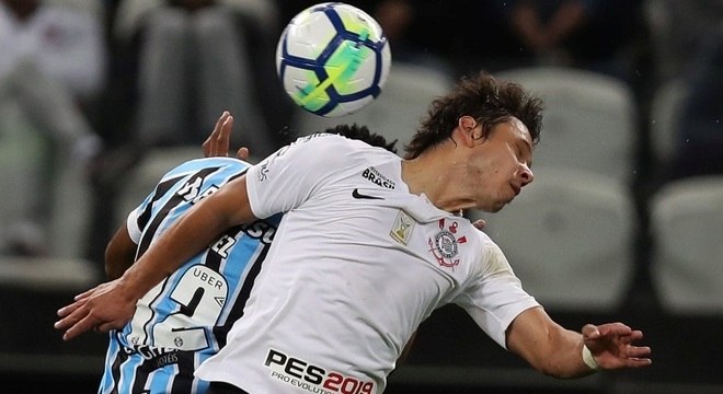 Romero tenta superar Bruno Cortez na derrota do Corinthians, em São Paulo