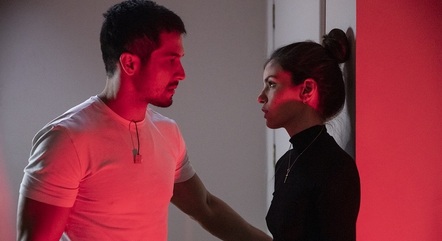 Romulo Estrela e Camila Queiroz em "VS2"