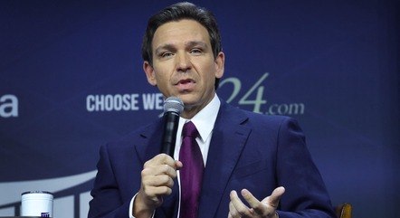 O governador da Flórida, Ron DeSantis, fala a convidados de evento em Des Moines, cidade no estado americano de Iowa