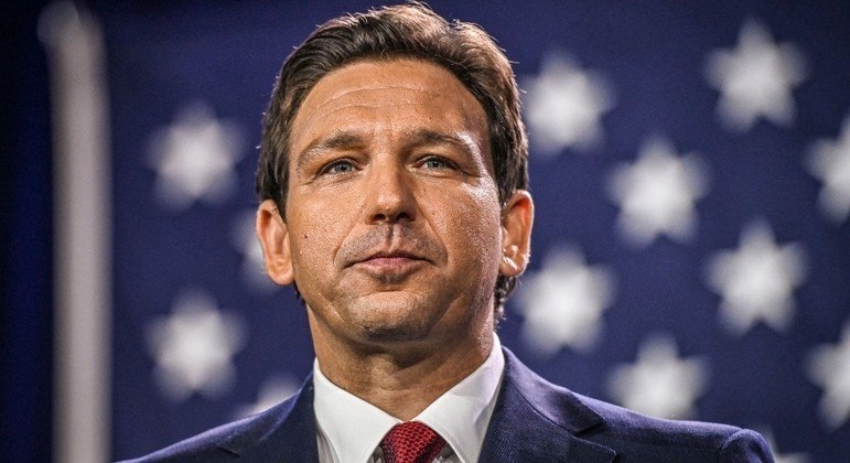 O governador republicano da Flórida, Ron DeSantis, comemora reeleição