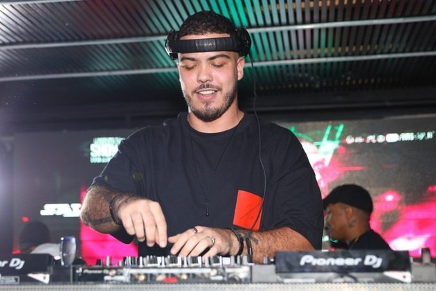 É claro que o DJ também mostrou suas habilidades e tocou para os convidados da festa, que aconteceu em uma boate no Itaim, em São Paulo