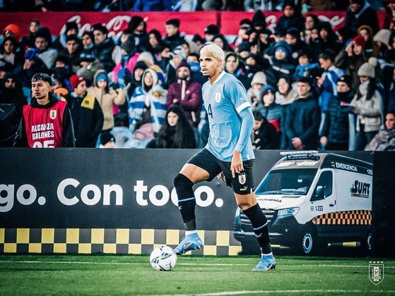 Ronald Araújo (Uruguai) — Ainda na América do Sul, o zagueiro do Barcelona não disputará o Mundial no Catar, pois rompeu o adutor da perna direita em partida pela seleção, no fim de setembro, na última Data Fifa da temporada pré-Mundial. Ronald passou por uma cirurgia, e a expectativa de afastamento é de, no mínimo, dez semanas 