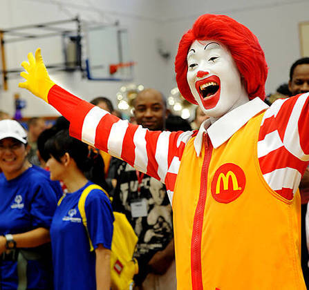 Ronald McDonald - Criado para a franquia McDonald's, foi interpretado por Willard Scott (1963-1966) e sucedido por outros 13 atores. Nos anos 2000, começou a ser associado a alimentos não saudáveis e a palhaços assustadores que surgiram na mídia. A rede decidiu aposentá-lo. 