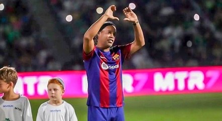 Ronaldinho Gaúcho dribla fã que invadiu o campo em jogo do Barça