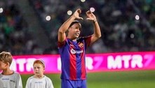 Ronaldinho Gaúcho segue bom no drible, nem torcedor escapa; assista