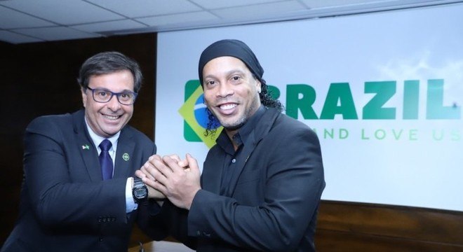 Ronaldinho segue embaixador do Turismo do Brasil. "Prisão é problema pessoal"