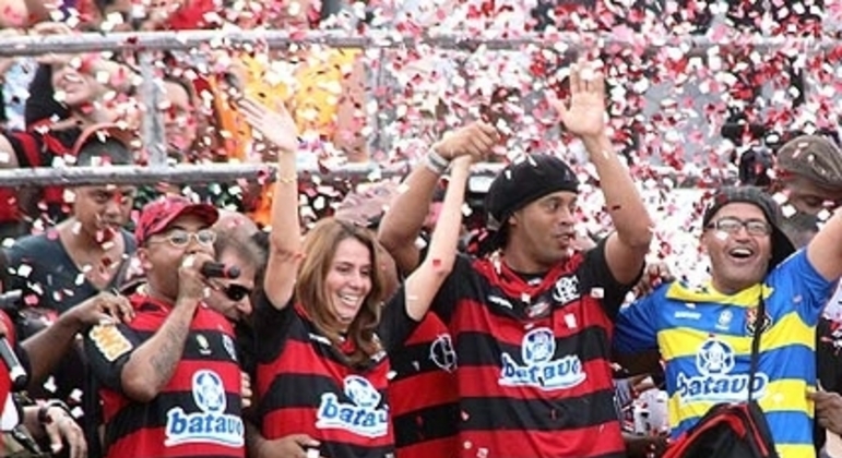 Quatro dias depois da festa, que seria feita pelo Grêmio, Ronaldinho foi apresentado no Flamengo