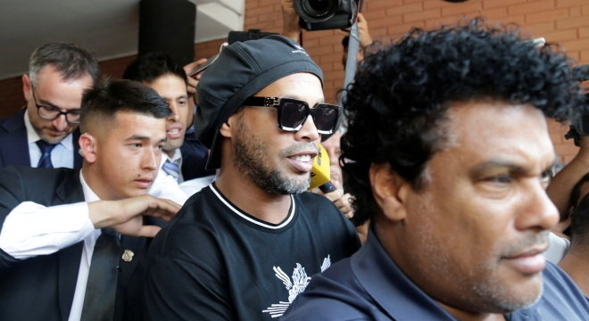 Ronaldinho e Assis estão presos desde o dia 6 de março