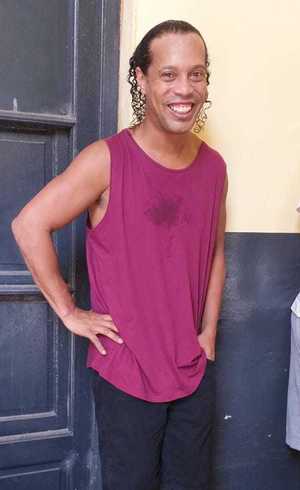 Ronaldinho segue sorridente