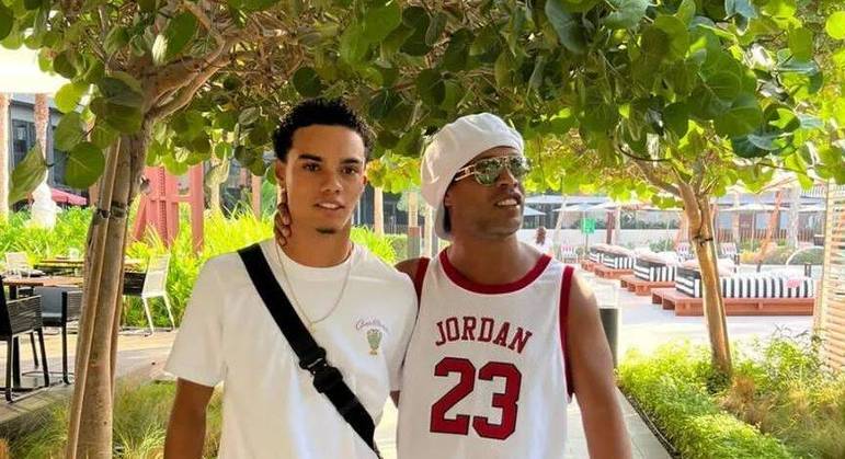 Recentemente, Ronaldinho Gaúcho confirmou que o filho, João Mendes, tem contrato firmado com o Barcelona. O jovem saiu do Cruzeiro durante a temporada de 2022 e passou nos testes para integrar às categorias de base do clube catalão