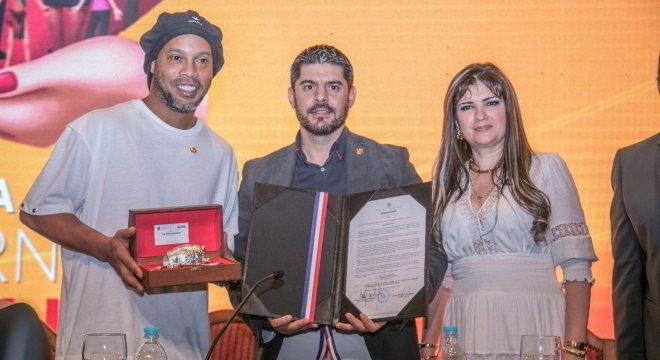 Ronaldinho em evento com empresária Dalia López