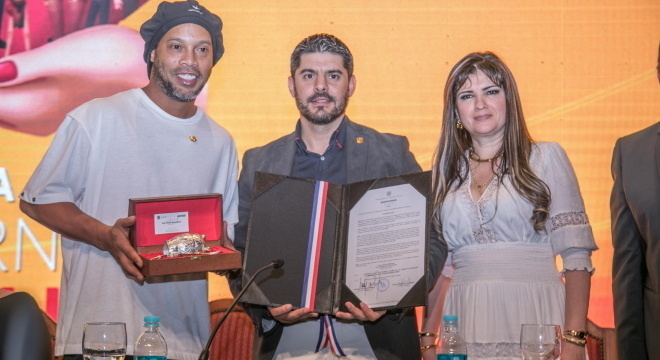 Ronaldinho e Dalia López em evento no Paraguai