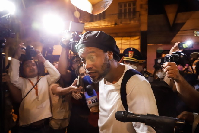 Depois de 32 dias presos em Assunção, no Paraguai, Ronaldinho e Assis conseguiram na Justiça cumprir a pena preventiva por usar documentos adulterados em prisão domiciliar. Juntos, pagaram uma fiança de aproximadamente R$ 8,4 milhões e, já há alguns dias, estão em um hotel de luxo no centro da capital