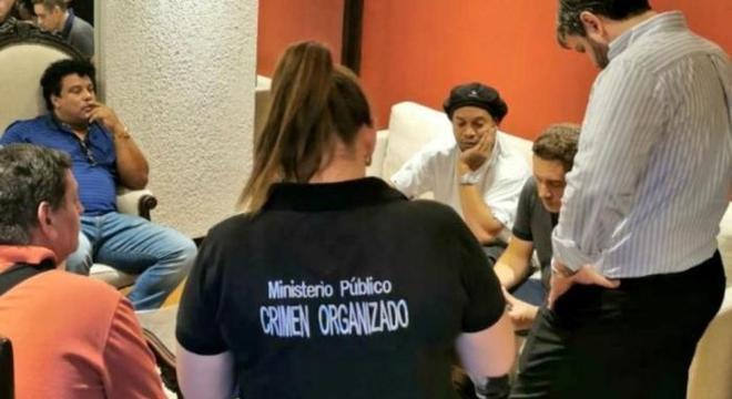 Ronaldinho, embaixador do Turismo do Brasil. Passaporte falso. Vergonhoso