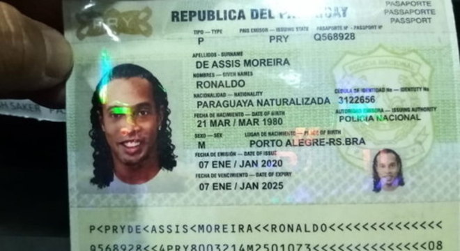Ministério Público do Paraguai  exibe o passaporte falso de Ronaldinho
