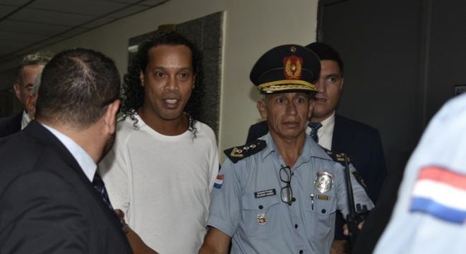Ronaldinho Gaúcho sendo levado preso preventivamente. Reviravolta