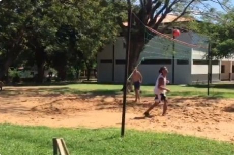 Gaúcho brinca de futevôlei em presídio