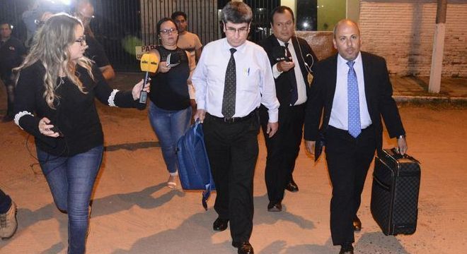 As roupas de Ronaldinho e Assis. Advogados e malas Louis Vuitton