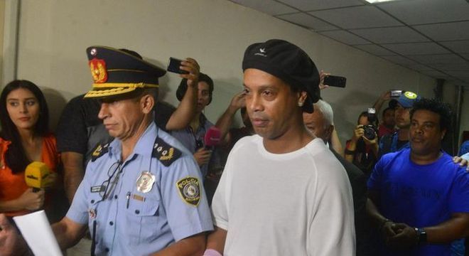 Nada de prisão domiciliar. Ronaldinho segue na cadeia. Paraguai teme fuga
