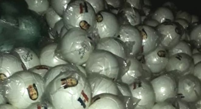 Quatro mil bolas com o rosto de Ronaldinho, na mansão de empresária foragida