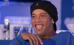 Ronaldinho GaúchoO campeão mundial pela seleção brasileira em 2002 e eleito duas vezes o melhor jogador do mundo, é mais um que teve passagem pela prisão. Recentemente, em 2020, R10 foi acusado de falsificar documentos no Paraguai e ficou detido por seis meses no país