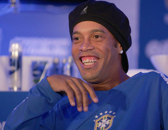 Ronaldinho GaúchoO campeão mundial pela seleção brasileira em 2002 e eleito duas vezes o melhor jogador do mundo, é mais um que teve passagem pela prisão. Recentemente, em 2020, R10 foi acusado de falsificar documentos no Paraguai e ficou detido por seis meses no país