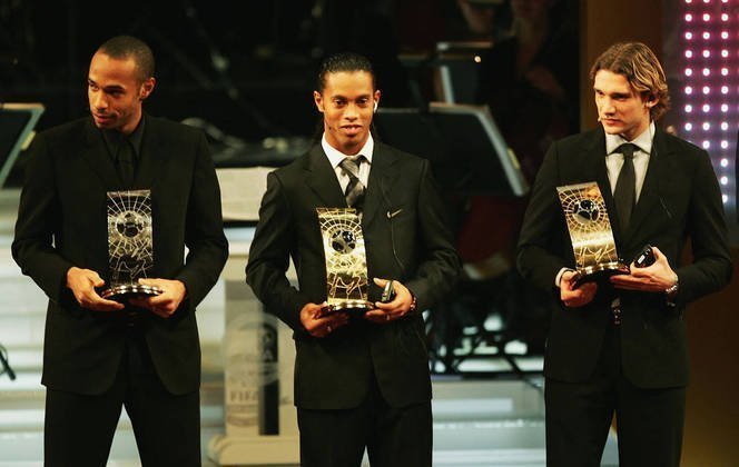Ronaldinho Gaúcho (2004) – Clube que defendia: Barcelona – Segundo e terceiro colocados: Thierry Henry e Shevchenko