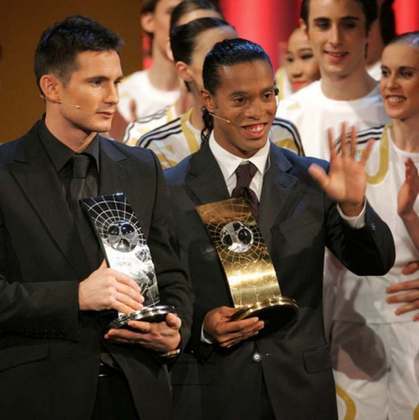 Ronaldinho Gaúcho (2005) – Clube que defendia: Barcelona – Segundo e terceiro colocados: Lampard e Eto'o