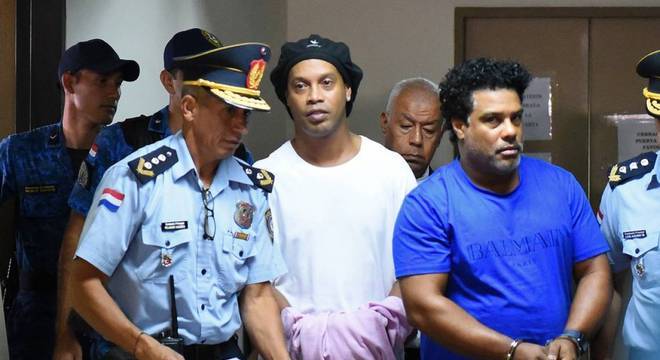 Algemado, caminhando para a cadeia. Ao lado de Assis. Deprimente