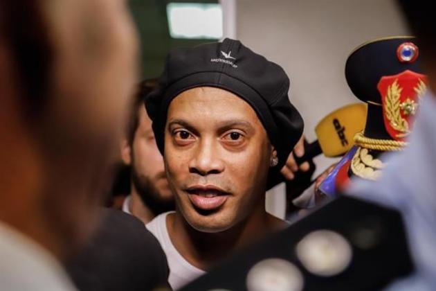 A liberdade concedida a Ronaldinho Gaúcho e ao seu irmão Roberto Assis, nesta segunda-feira (24), encerra um período de quase seis meses de angústia, em que ambos estiveram na cadeia e depois foram transferidos para prisão domiciliar, no Paraguai, acusados de falsificação de passaportes para a entrada no país. Leia mais