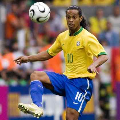 Ronaldinho Gaúcho - Copa de 2006 (Alemanha): Ronaldinho chegou à Alemanha como principal jogador do planeta. Eleito o melhor jogador do mundo em 2004 e 2005, o meia tinha acabado de conduzir o Barcelona ao título da Liga dos Campeões. Entretanto, a bagunça tática e falta de concentração, marcas do time de 2006, falaram mais alto e o Brasil foi eliminado para a França nas quartas de final.