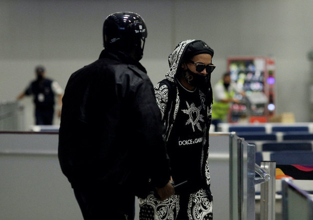 Do aeroporto, o ex-jogador seguiu para o condomínio onde mora na Barra da Tijuca, na zona oeste do Rio