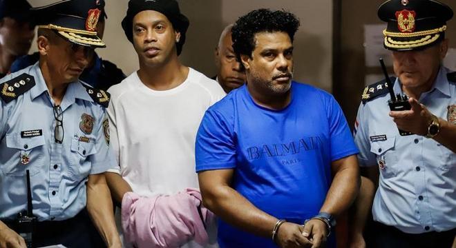 Ronaldinho Gaúcho e Assis algemados, presos há cinco meses e seis dias