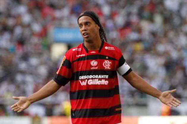 Ronaldinho Gaúcho ia voltar para o Brasil. Revelado pelo Grêmio, o meio-campista optou pelo Flamengo e, com isso, gerou revolta dos gaúchos. Quando atuou no estádio Olímpico, foi extremamente vaiado e hostilizado pelos gremistas.