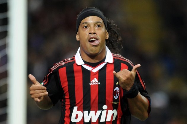 Ronaldinho Gaúcho jogou a Champions League por PSG (FRA), Barcelona (ESP) e Milan (ITA).