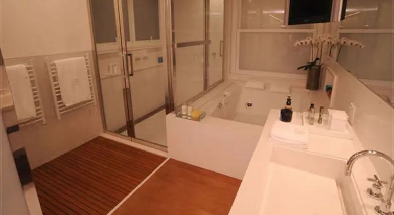O banheiro também é luxuoso, com banheira e ducha